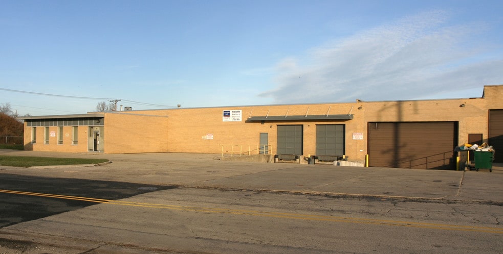 More Photos Of 2063 Frontage Rd, Des Plaines Warehouse For Lease