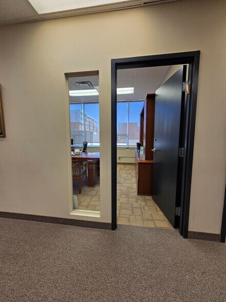 More Photos Of 4360 Ch de la Côte-de-Liesse, Mt Royal Showroom For Lease
