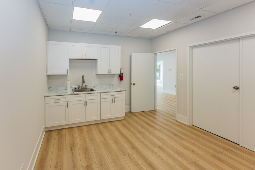More Photos Of 1131-1149 W 175th St, Homewood Light Distribution For Lease