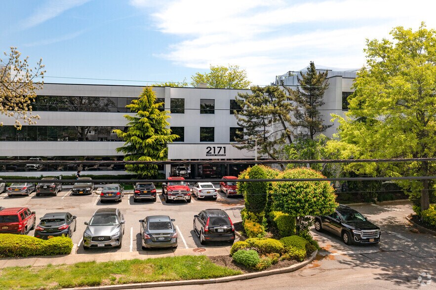 More Photos Of 2171 Jericho Tpke, Commack Medical For Lease