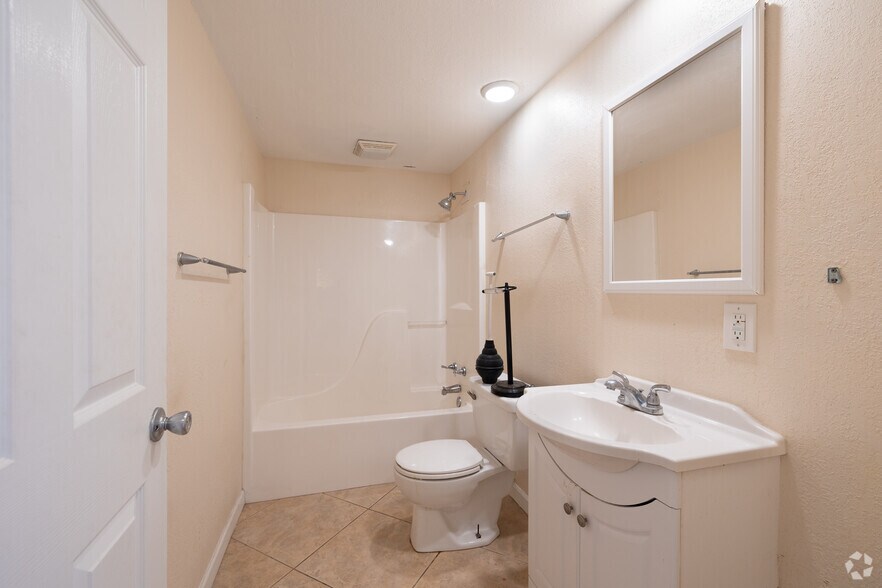 More Photos Of 236 Grove St S, Venice Freestanding For Sale