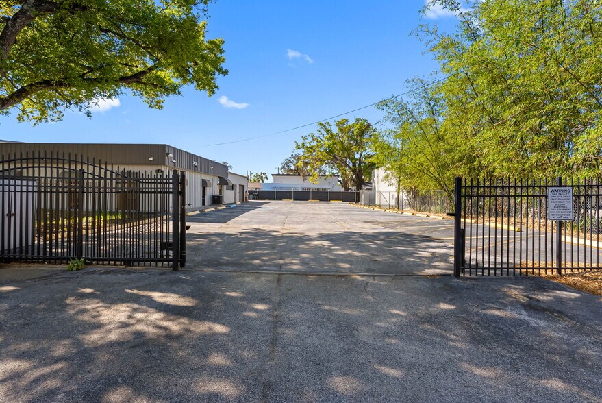 More Photos Of 4412 W Osborne Ave, Tampa Showroom For Sale