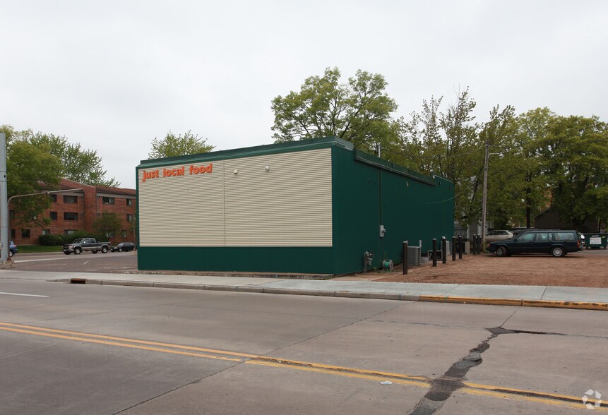 More Photos Of 1117 S Farwell St, Eau Claire Freestanding For Sale