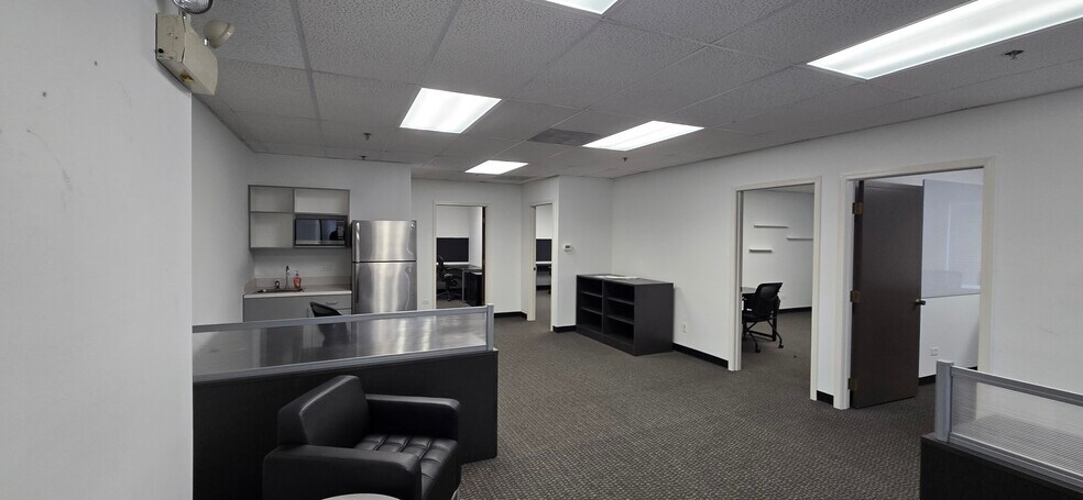 More Photos Of 271-285 E Helen Rd, Palatine Light Distribution For Lease