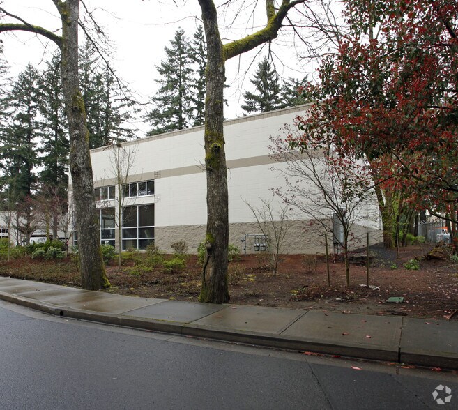 More Photos Of 6455 Lakeview Blvd, Lake Oswego Flex For Lease