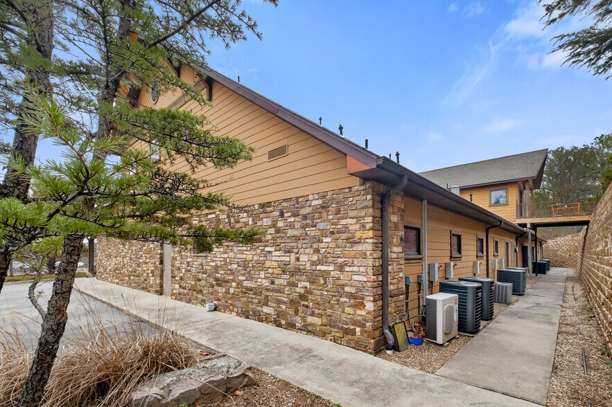 More Photos Of 4220 N Crossover Rd, Fayetteville Medical For Lease