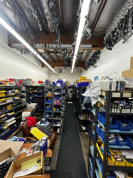 More Photos Of 6011-6015 Reseda Blvd, Tarzana Auto Repair For Sale