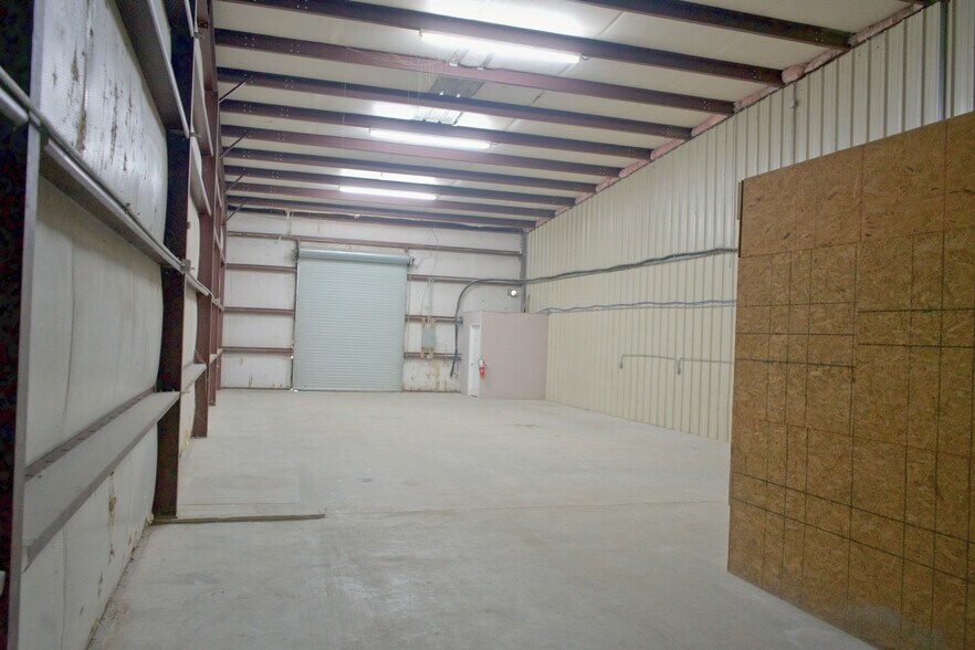 More Photos Of 11200-B Cox Rd, Conroe Warehouse For Lease
