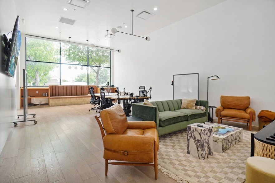 More Photos Of 409 N Oak St, Roanoke Storefront Retail Office For Lease