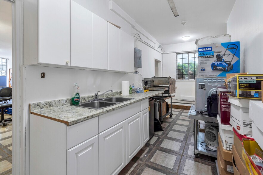 More Photos Of 4928 Imperial St, Burnaby Storefront Retail Residential For Lease