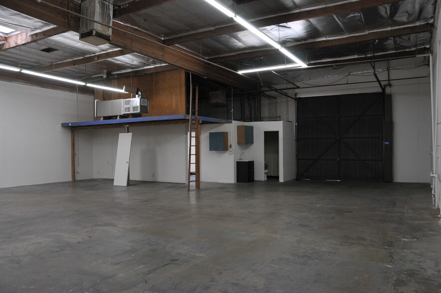 More Photos Of 919 W Isabel St, Burbank Warehouse For Lease