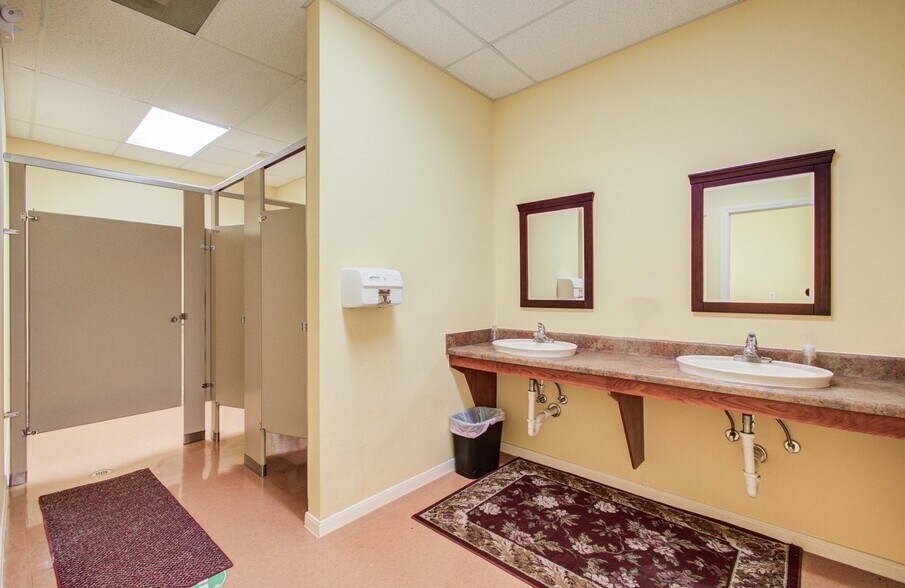 More Photos Of 11201 Steeplepark Dr, Houston Office Residential For Sale