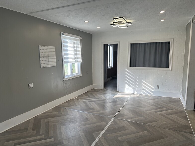 More Photos Of 40 Boul Grand, L'Île-Perrot General Retail For Lease