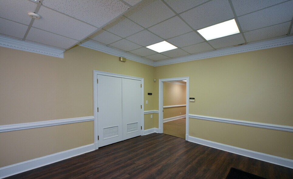 More Photos Of 8046 Roswell Rd, Atlanta Office For Sale