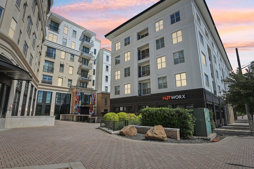 More Photos Of 101-111 W Davis St, Dallas Apartments For Lease