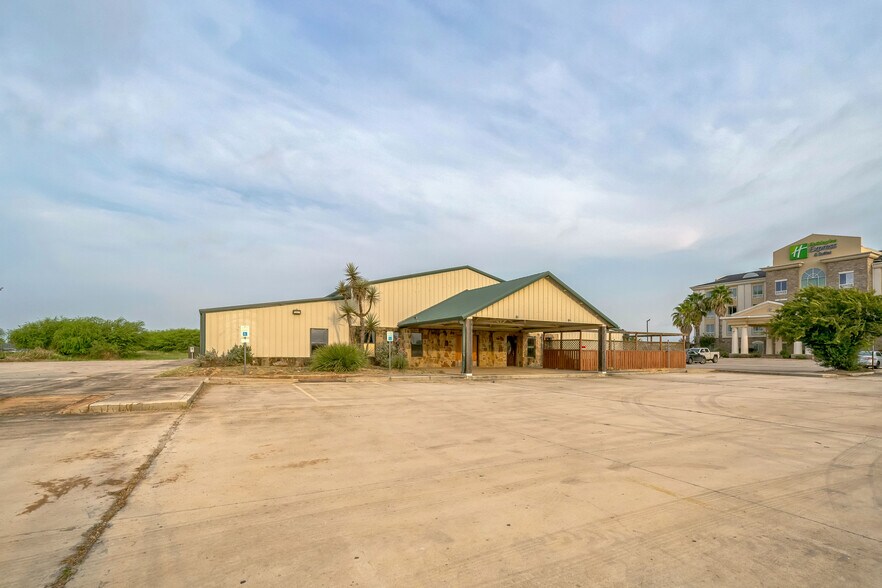 More Photos Of 410 S Interstate 35, Pearsall Storefront Retail Office For Lease