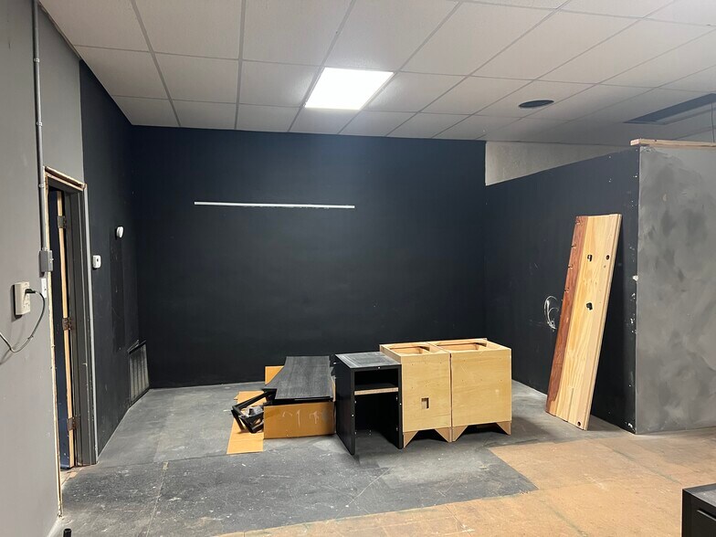 More Photos Of 300 E Broadway Blvd, Johnston City Specialty For Sale