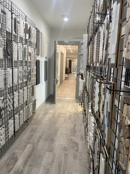 More Photos Of 814 East Ave, Katy Office For Sale