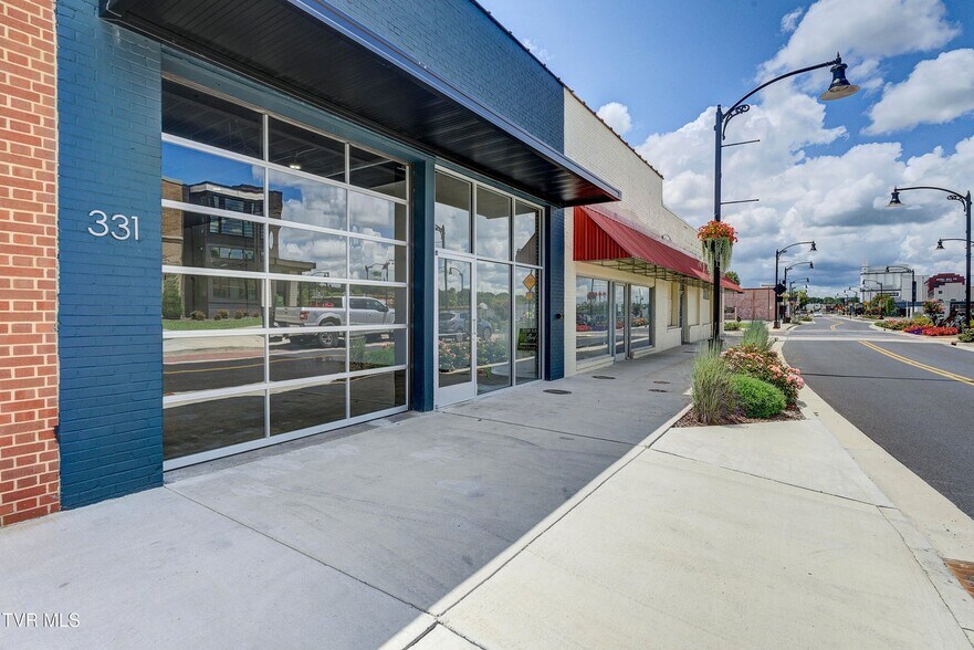 More Photos Of 331 W Walnut St, Johnson City Flex For Sale