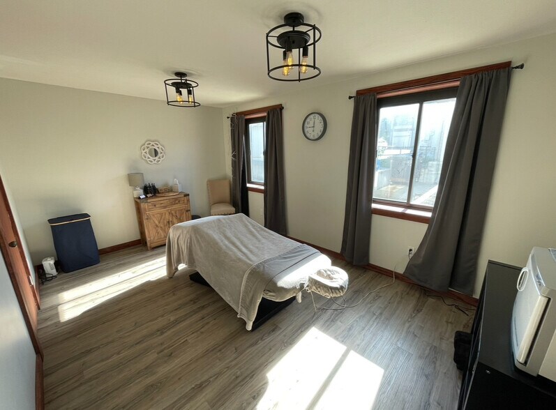 More Photos Of 116 W 19th St, Falls City Showroom For Sale