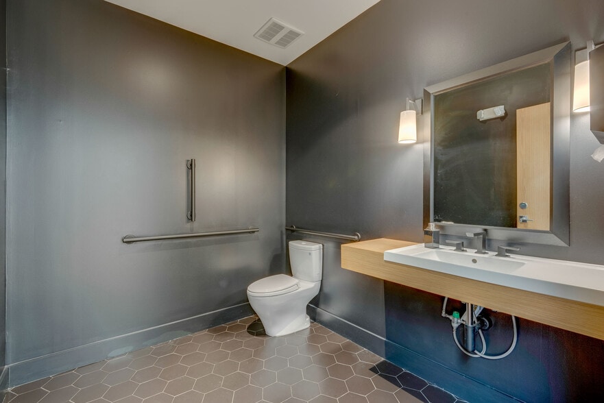 More Photos Of 407 Humphreys St, Nashville Office For Lease