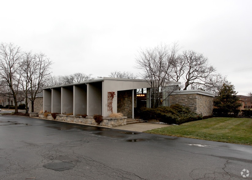 Primary Photo Of 891 S James Rd, Columbus Medical For Sale