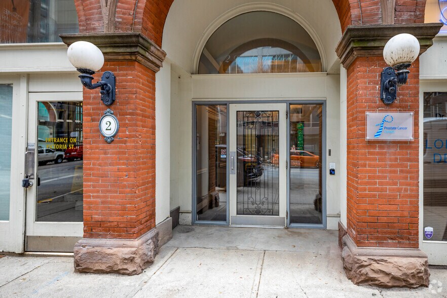 More Photos Of 2 Lombard St, Toronto Office For Lease