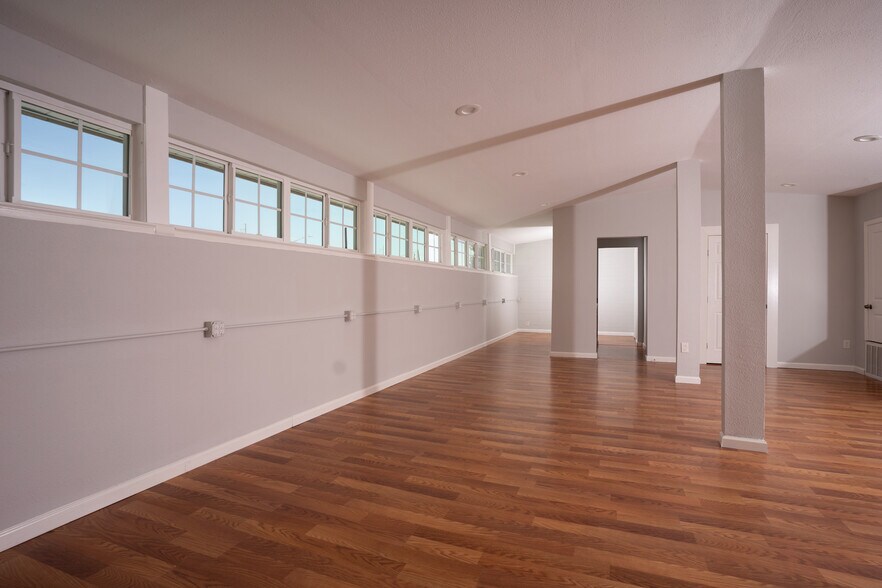 More Photos Of 1414 Forest Ln, Garland Office For Lease