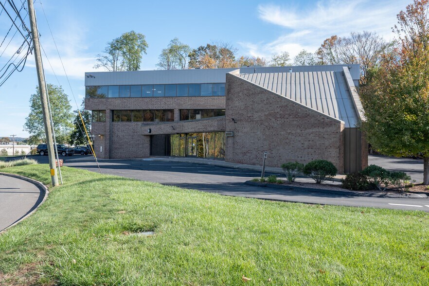 More Photos Of 108 Mill Plain Rd, Danbury Office For Lease