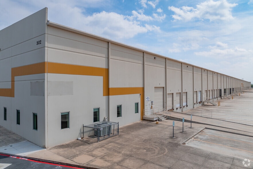 More Photos Of 302 Tayman St, San Antonio Distribution For Lease