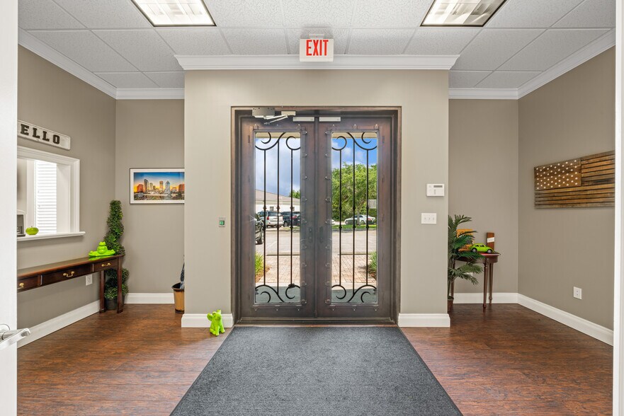 More Photos Of 17411 Bridge Hill Ct, Tampa Loft Creative Space For Sale