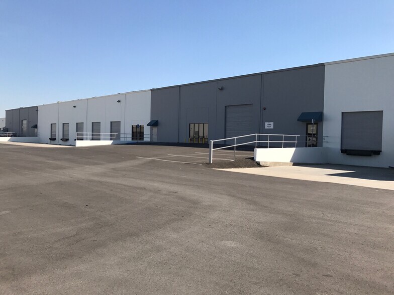 Primary Photo Of 6901 District Blvd, Bakersfield Warehouse For Lease