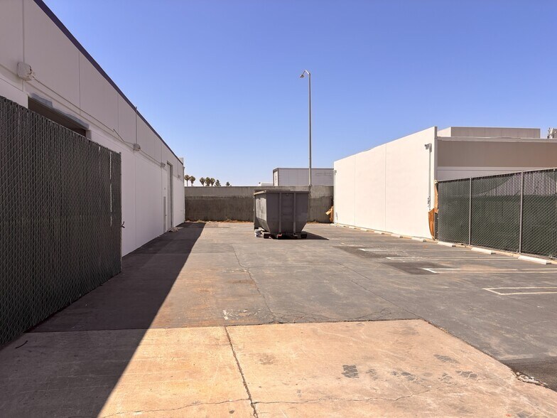 More Photos Of 1421 N Daly St, Anaheim Manufacturing For Lease