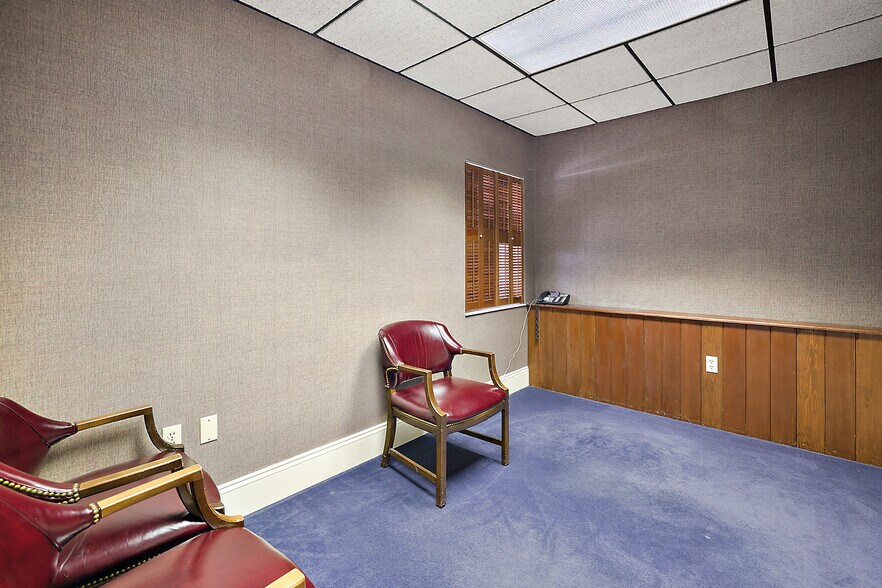 More Photos Of 400 Webster St, Leesburg Office For Lease