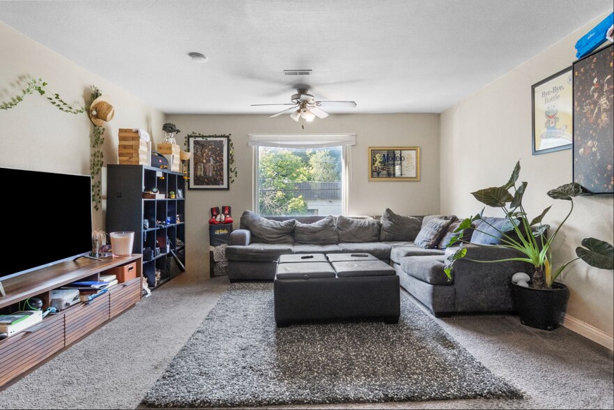 More Photos Of 1119-1123 Merriam Ln, Kansas City Office For Sale