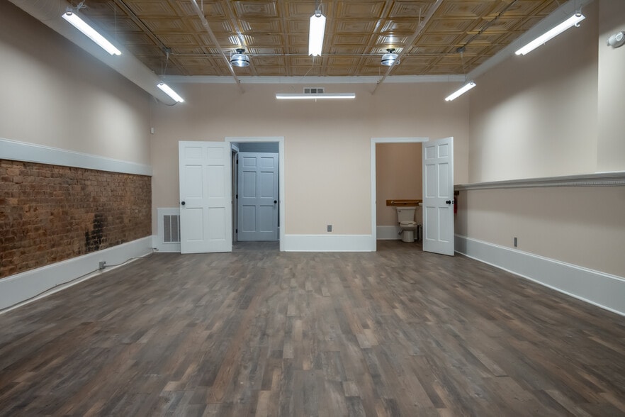 More Photos Of 142 N Jackson St, Athens Storefront Retail Residential For Lease