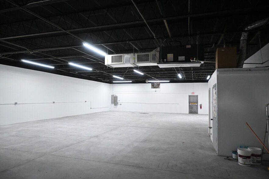 More Photos Of 14401 60th St N, Clearwater Warehouse For Lease