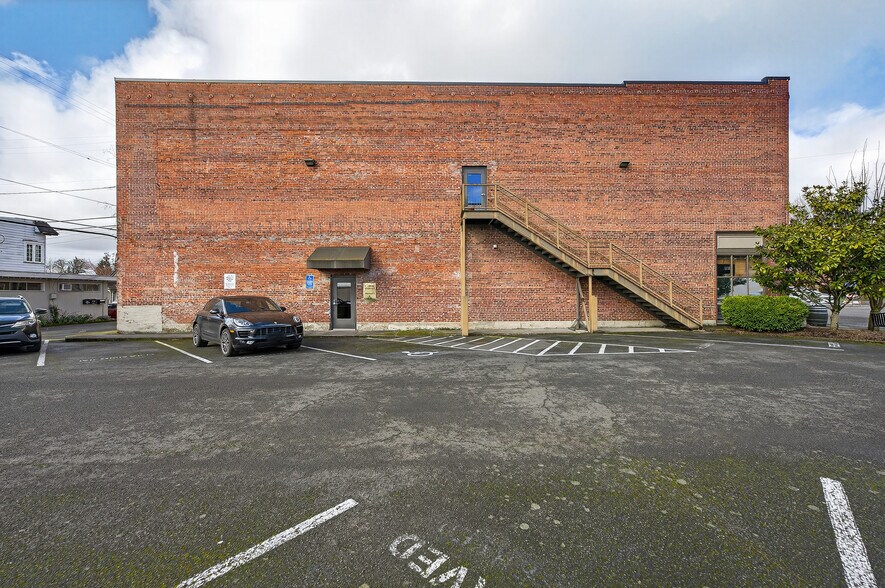 More Photos Of 700 E 1st St, Newberg Storefront Retail Residential For Sale