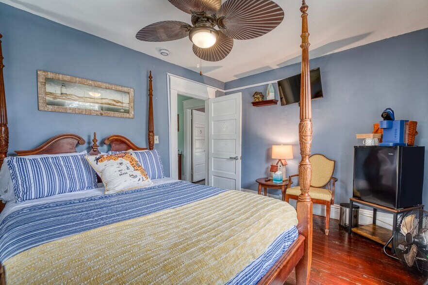 More Photos Of 304 15th St W, Bradenton Specialty For Sale