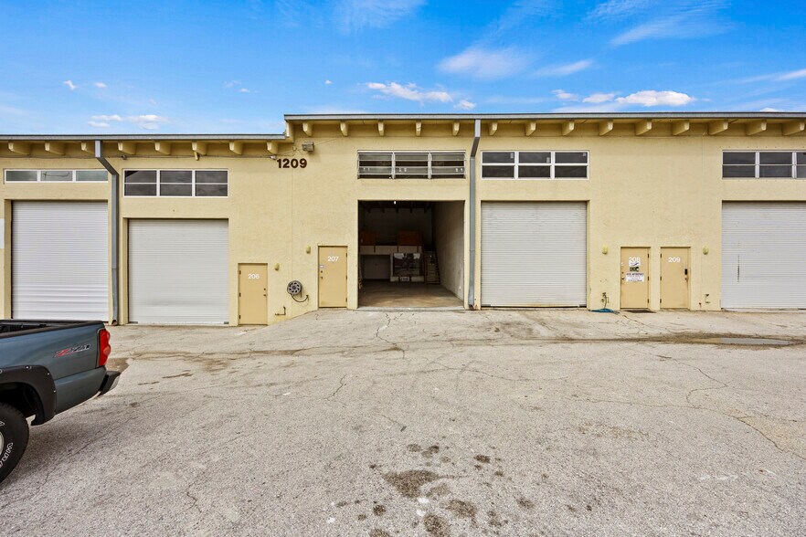 More Photos Of 1310 S Killian Dr, West Palm Beach Warehouse For Sale