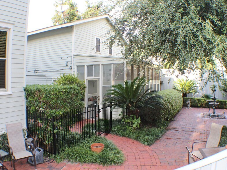 More Photos Of 1401 Truxillo St, Houston Office Residential For Sale