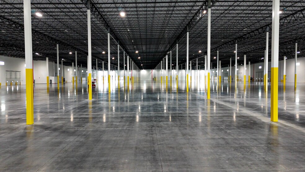 More Photos Of 251 S Pinnacle Dr, Romeoville Distribution For Lease