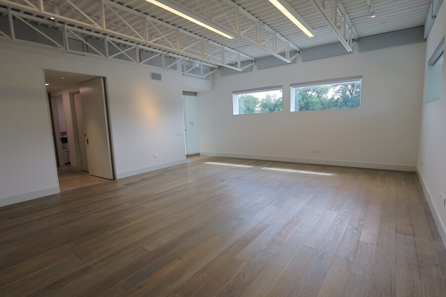 More Photos Of 1111 Lagoon Dr, Dallas Office For Sale