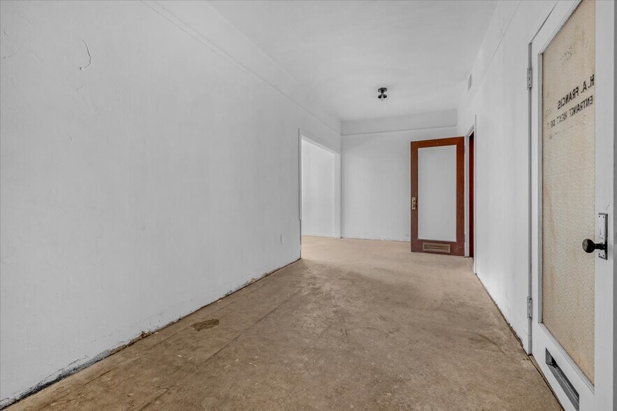More Photos Of 100 W 7th St, Hanford Storefront Retail Office For Sale
