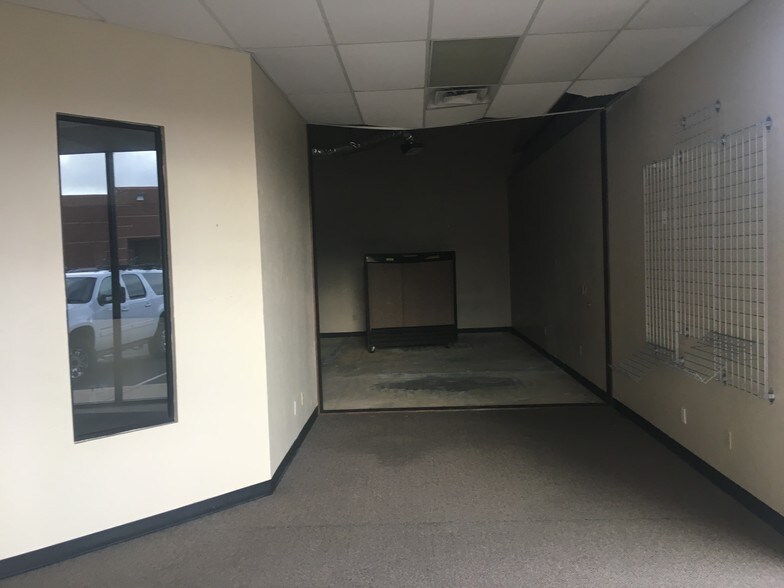 More Photos Of 1427 Fretz Dr, Edmond Showroom For Lease