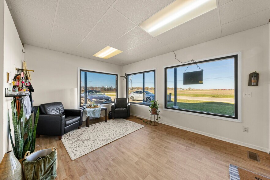 More Photos Of 645 E Lasalle St, Somonauk Showroom For Lease