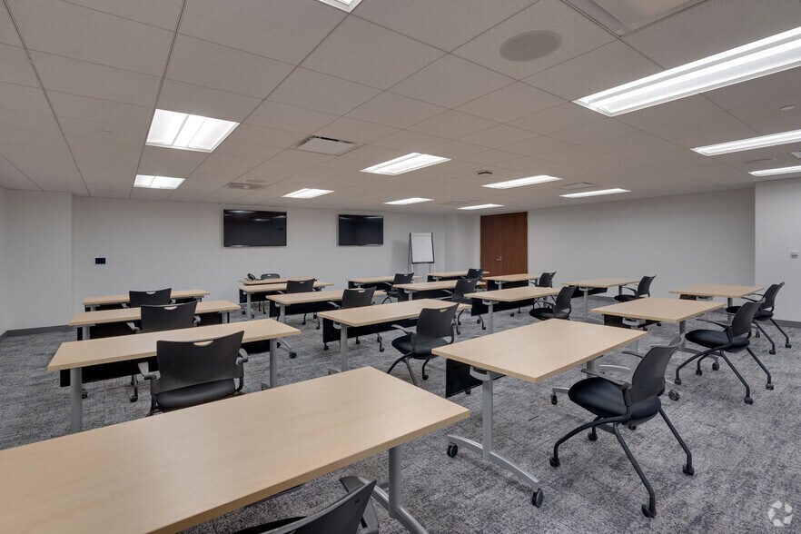 More Photos Of 2015 Spring Rd, Oak Brook Office For Lease