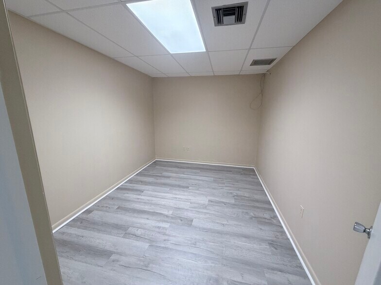 More Photos Of 16521 San Carlos Blvd, Fort Myers Office For Lease