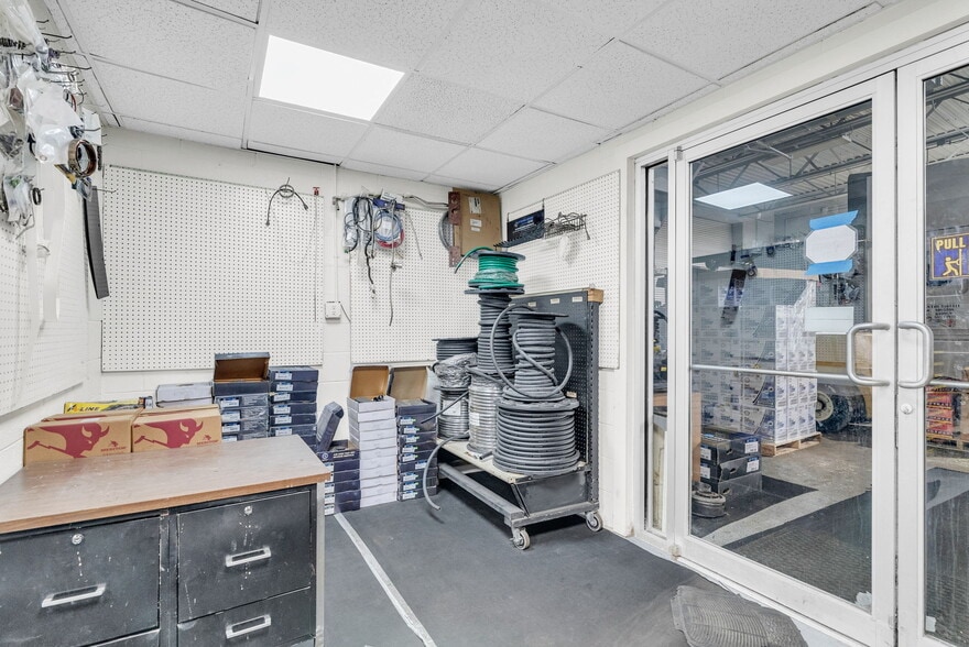 More Photos Of 1475 S Newburgh Rd, Westland Light Distribution For Sale