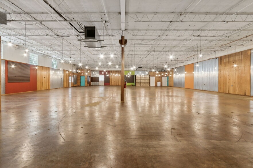 More Photos Of 30 Barber Rd, Macclenny Showroom For Sale